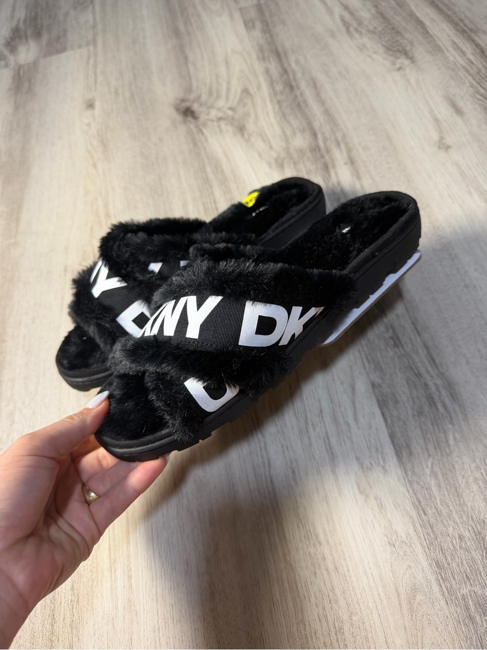 Dkny Black Faux-Fur Logo Slide Sandals for Kids - Picture 2 of 3